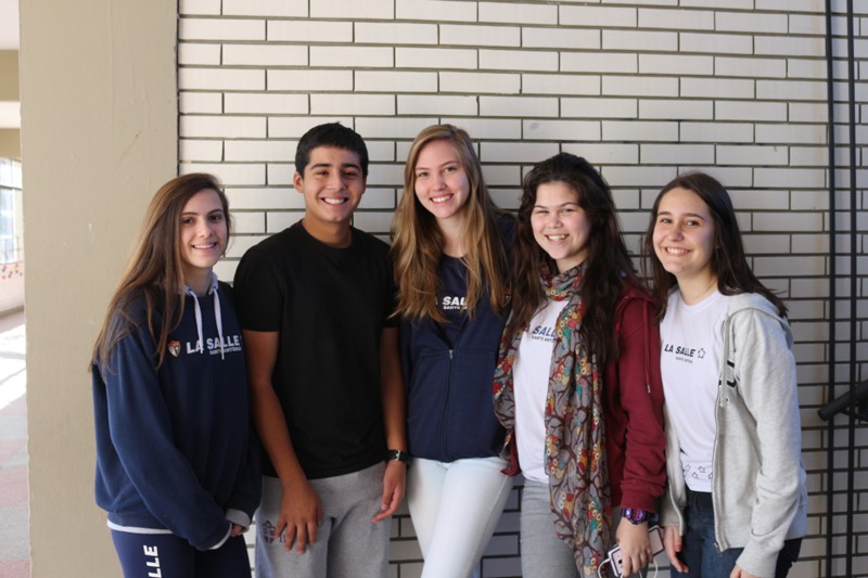 Luciano e as colegas do Ensino M&eacute;dio